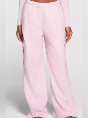 Skims/Wide-Leg Cargo Sweatpants in Light Pink